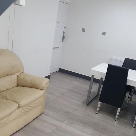 Homestay In Birmingham Sleeps 8 - Free Parking & Wifi ภายนอก รูปภาพ