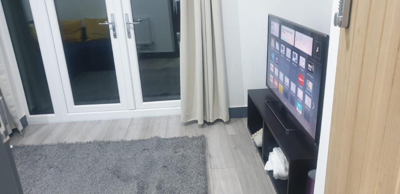 Homestay In Birmingham Sleeps 8 - Free Parking & Wifi ภายนอก รูปภาพ