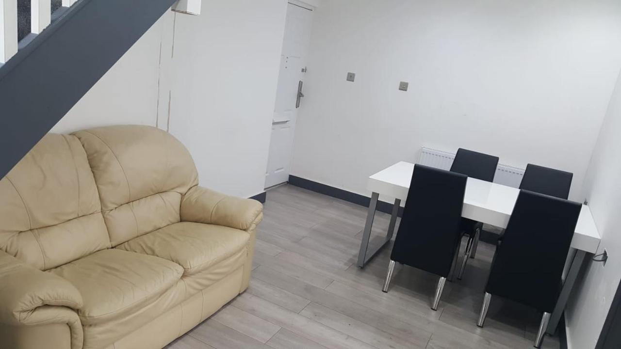 Homestay In Birmingham Sleeps 8 - Free Parking & Wifi ภายนอก รูปภาพ
