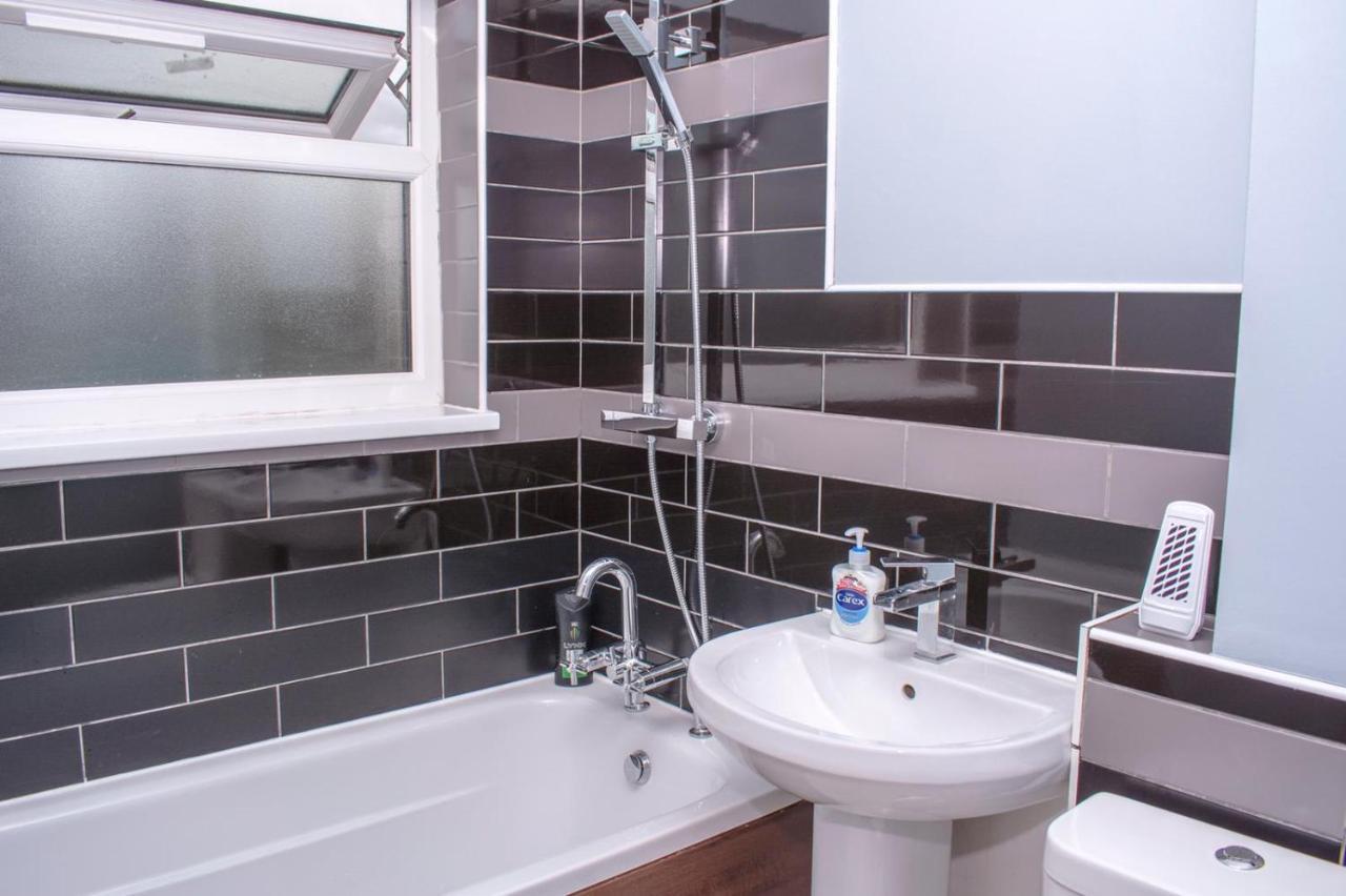 Homestay In Birmingham Sleeps 8 - Free Parking & Wifi ภายนอก รูปภาพ